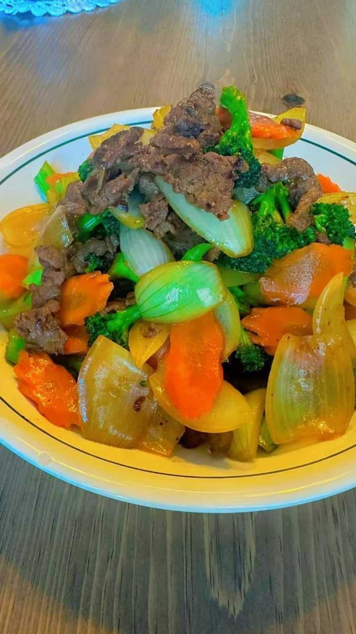 HOMEMADE BEEF AND BROCCOLI STIR FRY WITH DELICIOUS BLACK PEPPER SAUCE