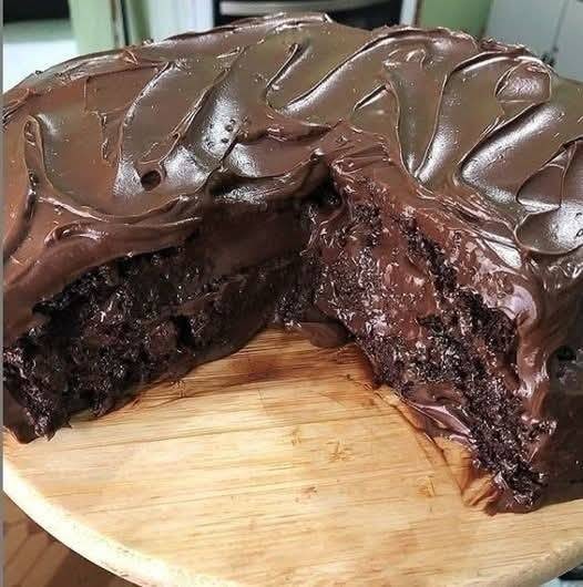 How to Make Creamy Chocolate Cake with Sauce