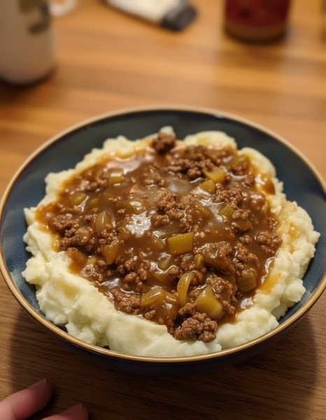 Ground Beef and Gravy Over Mashed Potatoes