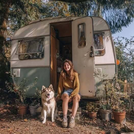 This teen bought a 0 caravan, put in twice as much, and now it’s her home! The interior will blow your mind