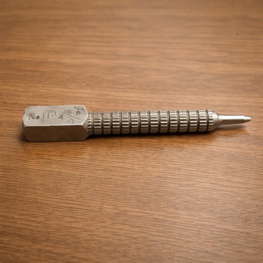 This is a relic of the past, and only someone who’s been around for a while will know what it is! Check 1st comment