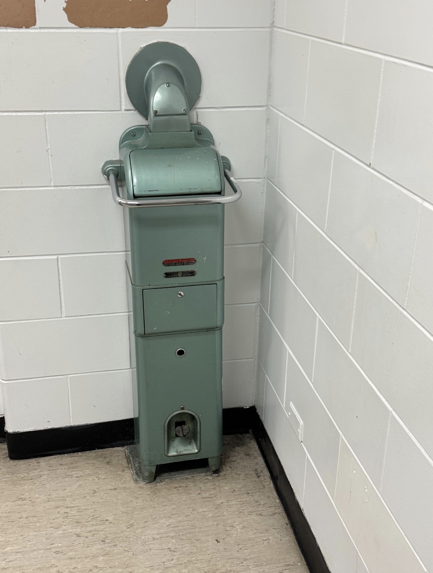 Discovered this in a very old school washroom 1920’s. What is this thing?
